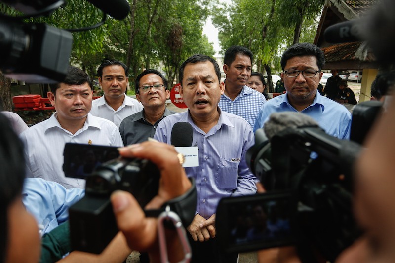 CNRP lawmaker Eng Chhay Eang speaks to reporters outside Prey Sar prison in Phnom Penh on Tuesday. (Siv Channa/The Cambodia Daily)