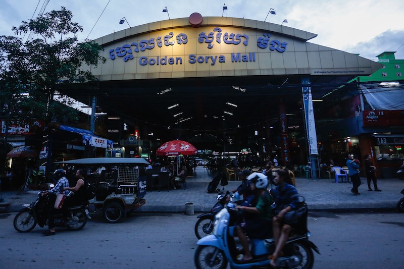 Traffic passes Phnom Penh's Golden Sorya Mall on Wednesday evening. (Siv Channa/The Cambodia Daily)