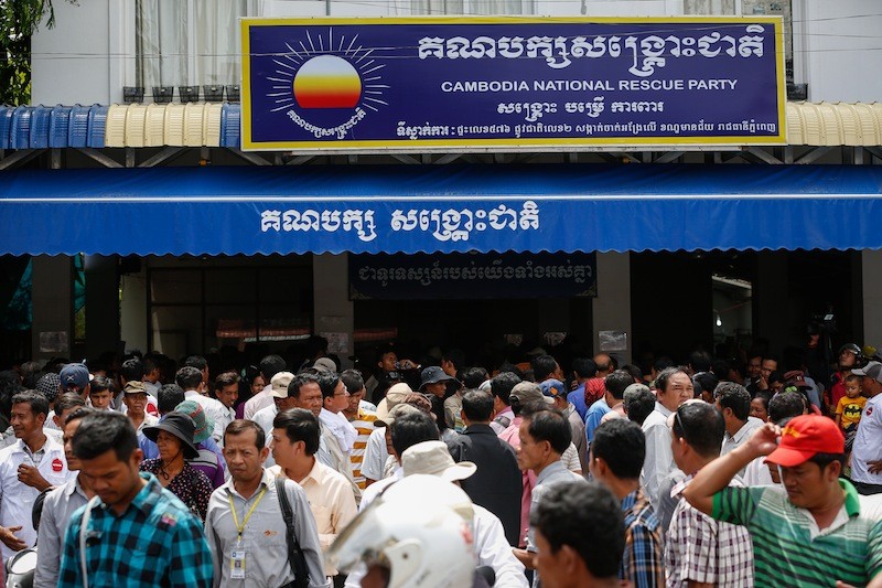CNRP supporters mill about outside party’s headquarters in Phnom Penh yesterday. (Siv Channa/The Cambodia Daily) 