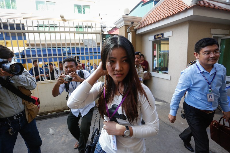 Khom Chandaraty arrives at the Phnom Penh Municipal Court on Thursday for questioning over her alleged affair with CNRP Vice President Kem Sokha. (Siv Channa/The Cambodia Daily)