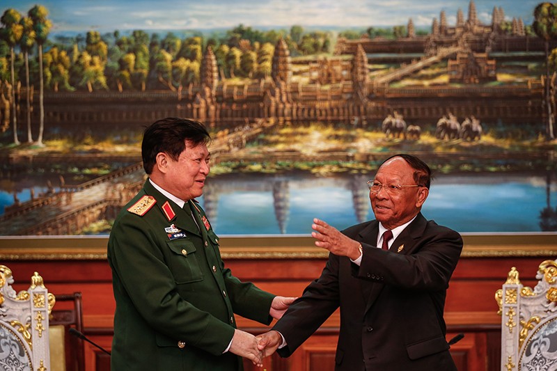 National Assembly President Heng Samrin, right, shakes hands with Vietnamese Defense Minister Ngo Xuan Lich on Tuesday at the Assembly building in Phnom Penh. (Siv Channa/The Cambodia Daily)