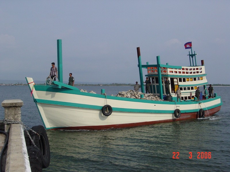 Artifacts from the Koh Sdech shipwreck are hauled to land in 2006. (Tep Sokha)