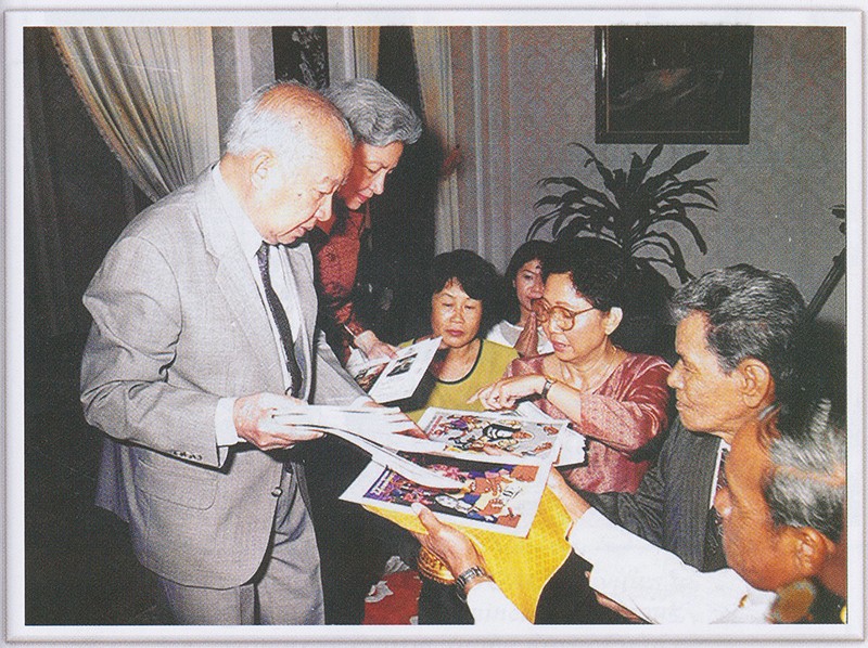 Ms. Vannath shows anti-corruption posters to then-King Norodom Sihanouk, left, and Queen Norodom Monineath, second from left, at the Center for Social Development in Phnom Penh in 2001. (Chea Vannath collection) 