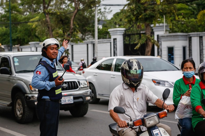 A police officer directs traffic on Norodom Boulevard in Phnom Penh on Wednesday. (Siv Channa/The Cambodia Daily)
