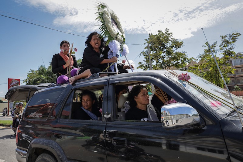 'Black Monday' activists drive toward Phnom Penh's Wat Chas pagoda on Monday to pay their respects to slain political analyst Kem Ley. (Satoshi Takahashi)