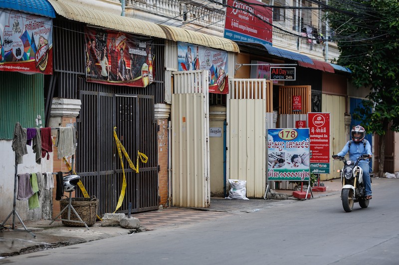 A motorist drives past the Samnang La’or massage parlor on Street 430 in Phnom Penh’s Chamkar Mon district on Tuesday. (Siv Channa/The Cambodia Daily)