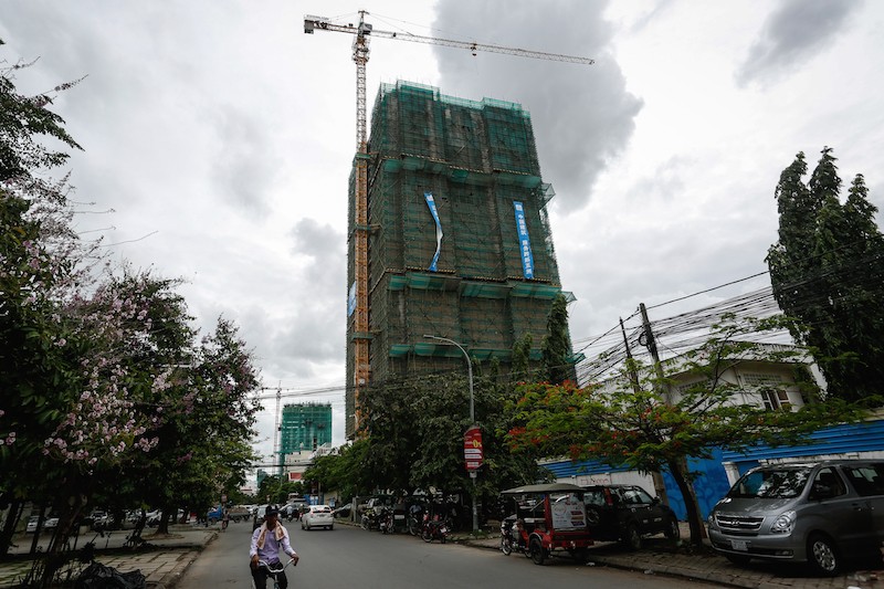 An apartment building under construction on Street 214 in Phnom Penh (Siv Channa/The Cambodia Daily)