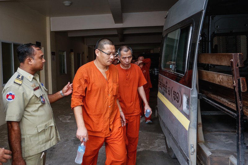 Chinese nationals Ly Yong, left, and Deng Yuan Ping, leave the Phnom Penh Municipal Court on Wednesday. (Siv Channa/The Cambodia Daily)