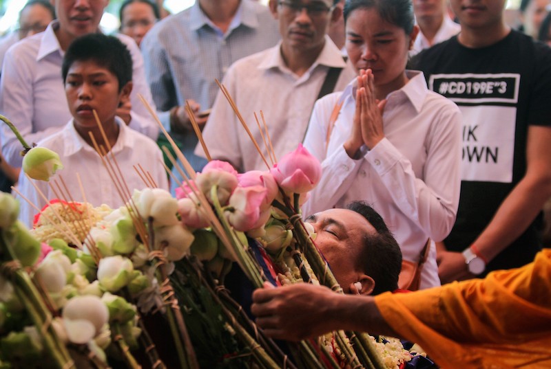 Mourners pay their respects to Kem Ley at Phnom Penh's Wat Chas pagoda earlier this month. (Pring Samrang/Reuters) 