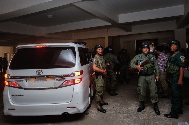 A police van arrives at the Phnom Penh Municipal Court last Monday carrying the man suspected of fatally shooting Kem Ley. (Siv Channa/The Cambodia Daily)