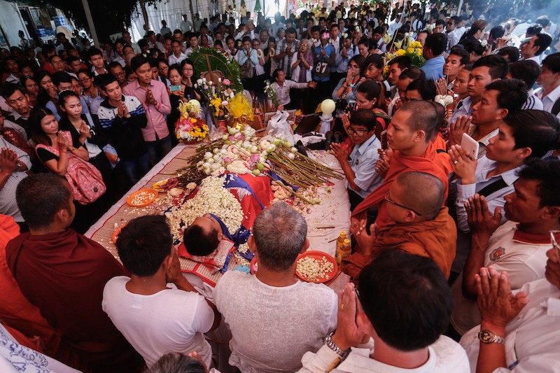 Mourners pay their respects to slain political analyst Kem Ley at Wat Chas pagoda in Phnom Penh's Chroy Changva district on Monday. (Siv Channa/The Cambodia Daily)