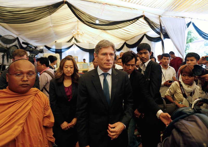 US Assistant Secretary of State Tom Malinowski attends the wake of slain political analyst Kem Ley in Phnom Penh on Tuesday. (Pring Samrang/Reuters)
