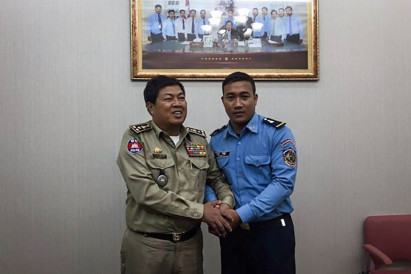 Lieutenant General Mam Srimvanna, left, poses with traffic police officer Sout Kanha yesterday in a photograph posted to Prime Minister Hun Sen’s Facebook page.
