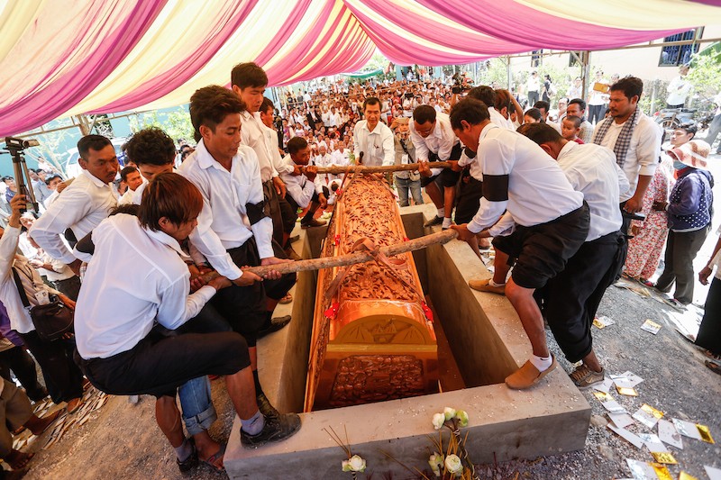 The casket bearing the body of slain political analyst Kem Ley is lowered into a grave in Takeo province yesterday. (Siv Channa/The Cambodia Daily)