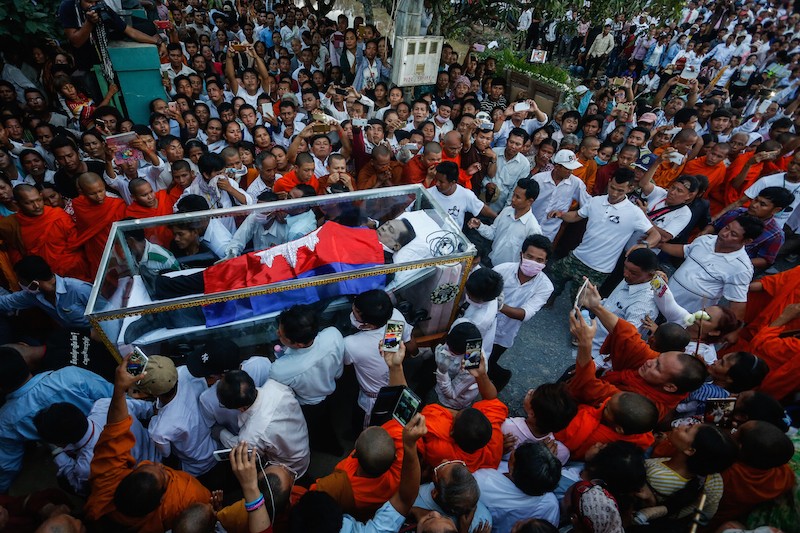 The body of slain political analyst Kem Ley arrives at his hometown in Takeo province yesterday. (Siv Channa/The Cambodia Daily) 