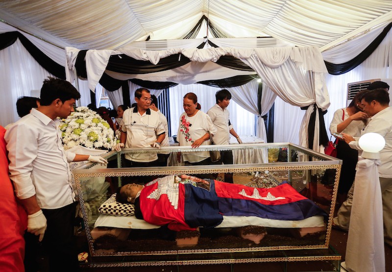 The body of slain political commentator Kem Ley lays in wake at Wat Chas pagoda in Phnom Penh yesterday. (Siv Channa/The Cambodia Daily)