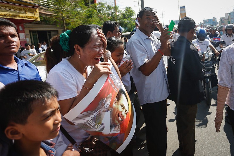 Mourners cry as Kem Ley's body is moved from Phnom Penh to his hometown in Takeo province on Sunday. (Siv Channa/The Cambodia Daily)