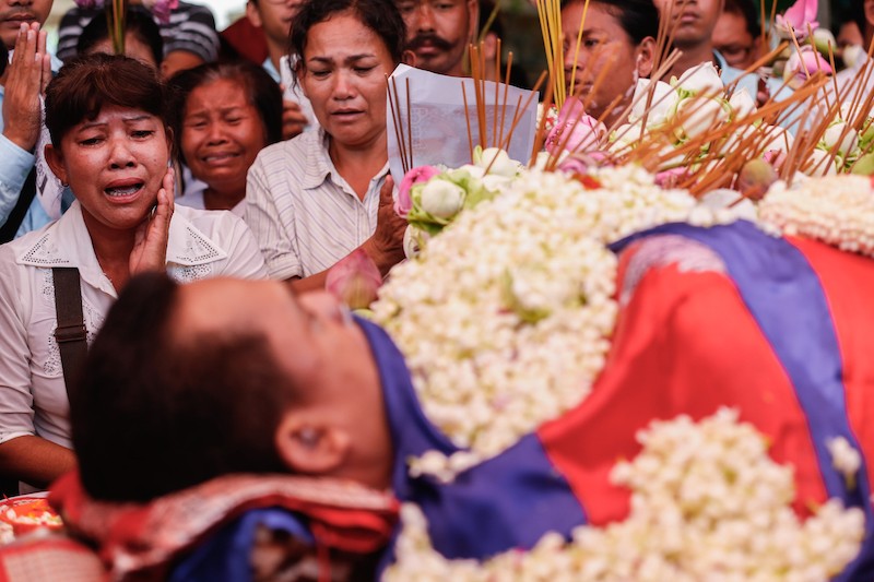 Mourners pay their respects to slain political analyst Kem Ley at Wat Chas pagoda in Phnom Penh’s Chroy Changva district earlier this year. (Siv Channa/The Cambodia Daily)