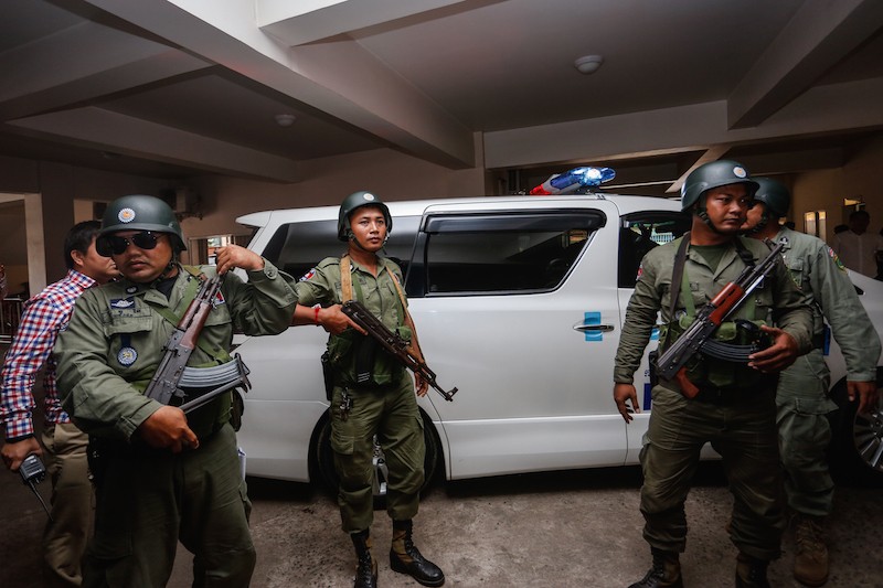 A police van arrives at the Phnom Penh Municipal Court on Monday with the man suspected of fatally shooting political analyst Kem Ley on Sunday. (Siv Channa/The Cambodia Daily)