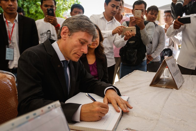 US Assistant Secretary of State Tom Malinowski signs a condolence book at the wake of slain political analyst Kem Ley in Phnom Penh yesterday. (Siv Channa/The Cambodia Daily)