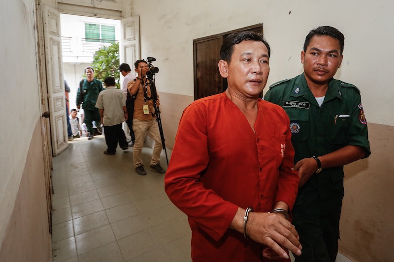 Opposition commune chief Seang Chet is escorted into the Appeal Court in Phnom Penh on Thursday. (Siv Channa/The Cambodia Daily)