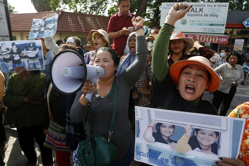 Activists from Phnom Penh's Boeng Kak neighborhood protest on Monday morning outside the municipal court. (Siv Channa/The Cambodia Daily)