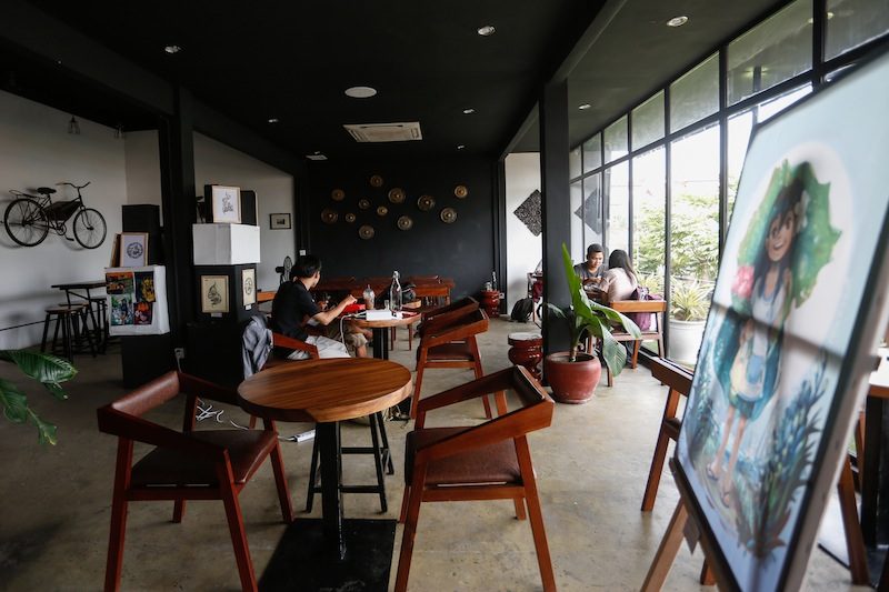 Customers at K.E Cafe and Lounge last week (Siv Channa/The Cambodia Daily)