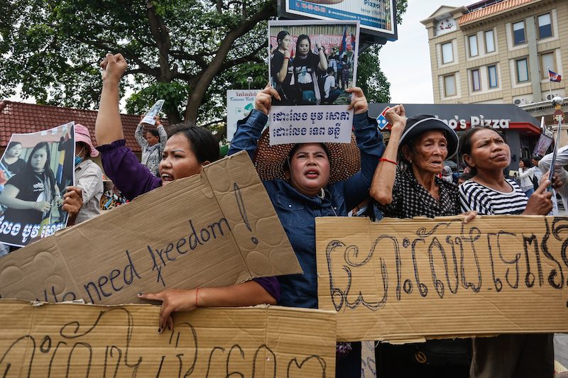 A Boeng Kak activist protests outside the Phnom Penh Municipal Court on Wednesday. (Siv Channa/The Cambodia Daily)