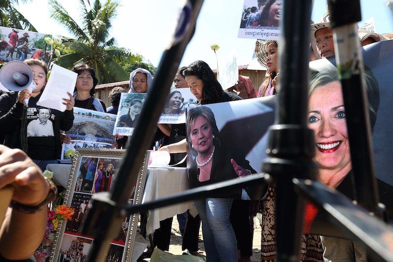 Protesters hold up photographs of U.S. presidential candidate Hillary Clinton yesterday while calling for the release of activist Tep Vanny during the latest ‘Black Monday’ demonstration in Phnom Penh’s Boeng Kak neighborhood. (Satoshi Takahashi)