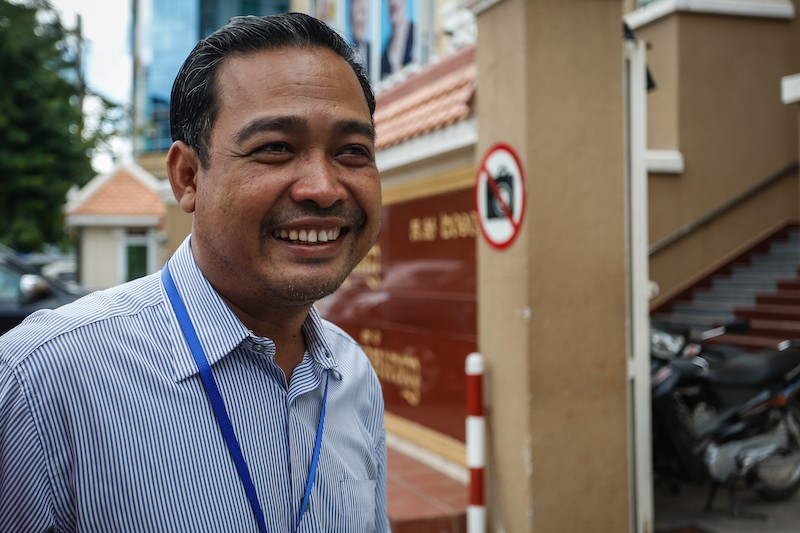 Sam Sokong, a lawyer for opposition leader Sam Rainsy, enters the Phnom Penh Municipal Court on Monday. (Siv Channa/The Cambodia Daily)