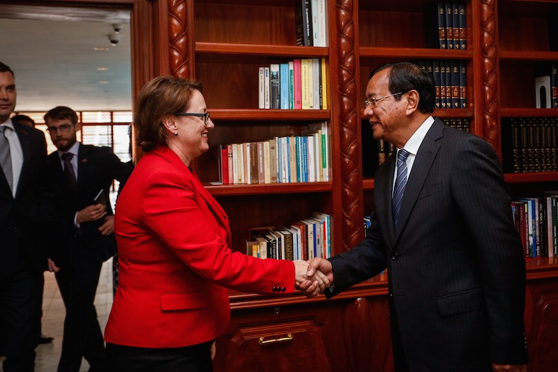 Australian Ambassador Angela Corcoran shakes hands with Foreign Affairs Minister Prak Sokhonn during a meeting in Phnom Penh yesterday. (Siv Channa/The Cambodia Daily)