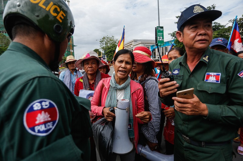 Villagers from Koh Kong province speak with police in Phnom Penh on Thursday as they make their way around the capital delivering petitions against their eviction at the hands of a sugarcane company. (Siv Channa/The Cambodia Daily)