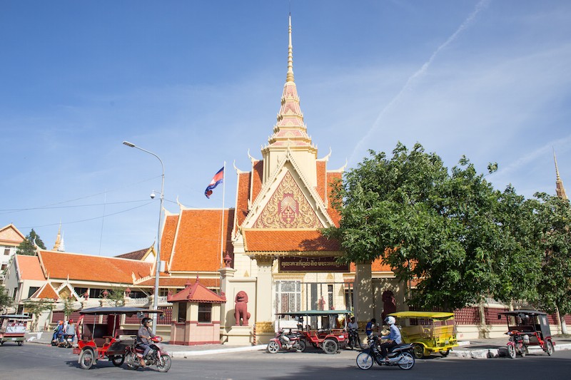 Motorists drive past the Supreme Court in Phnom Penh on Sunday. (Hannah Hawkins/The Cambodia Daily)