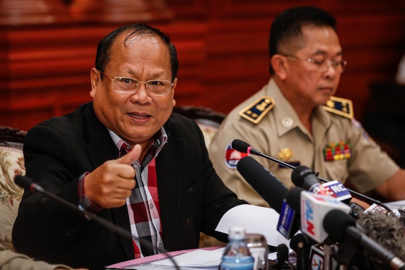  Interior Ministry spokesman Khieu Sopheak, left, gestures during a press conference at the ministry’s headquarters in Phnom Penh on Friday to announce the preliminary results of a probe into the veracity of the thumbprints on a CNRP petition. (Siv Channa/The Cambodia Daily)