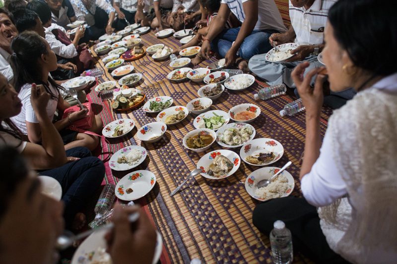 A post-ceremony feast (Hannah Hawkins/The Cambodia Daily)