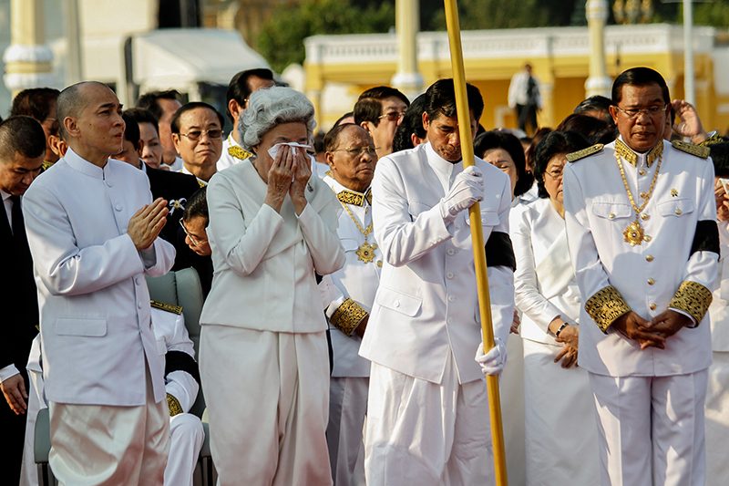 From left, King Norodom Sihamoni, Queen Mother Monineath and Mr. Hun Sen pay their respects during a funeral ceremony for King Sihanouk in February 2013. (Siv Channa)