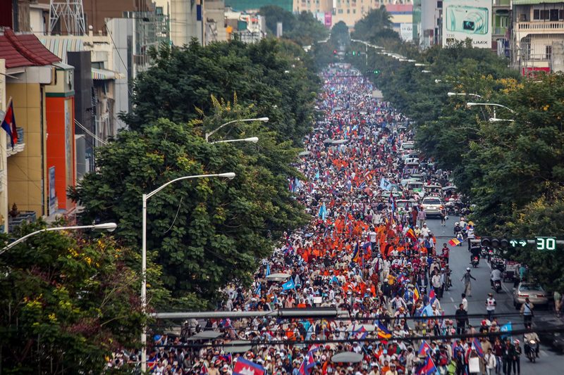 Tens of thousands of CNRP supporters march through Phnom Penh in December 2013. (Siv Channa/The Cambodia Daily)