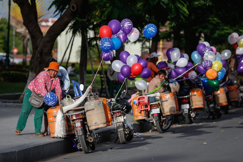 A vendor inflates balloons in Phnom Penh yesterday. (Siv Channa/The Cambodia Daily) 