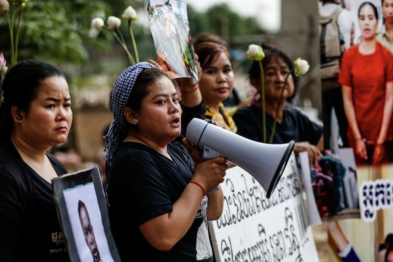 Women from Phnom Penh’s Boeng Kak community call for the release of fellow activist Tep Vanny during a protest yesterday marking “Black Monday.” (Siv Channa/The Cambodia Daily)