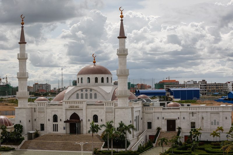 The Al-Serkal Mosque in Phnom Penh's Boeng Kak neighborhood, where the government is planning to build a new road (Siv Channa/The Cambodia Daily) 