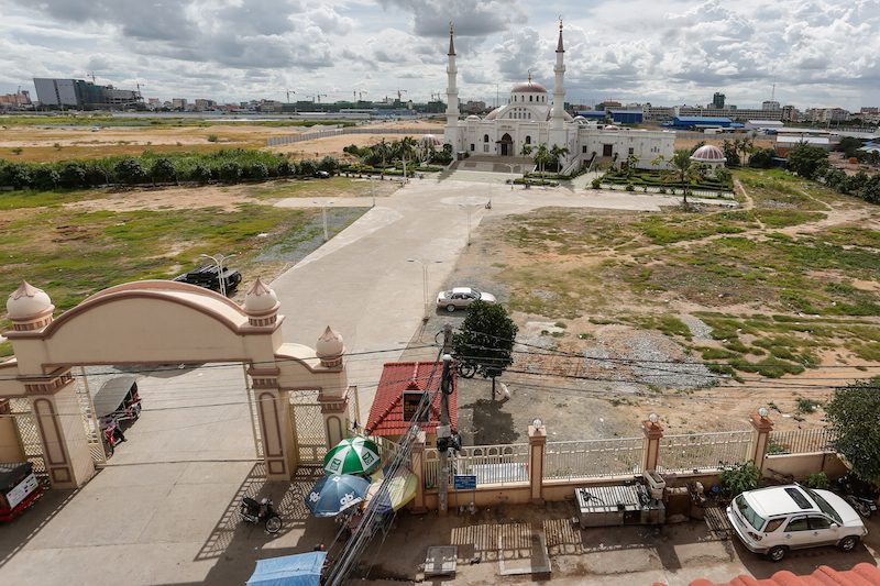 The Al-Serkal Mosque in Phnom Penh’s Boeng Kak neighborhood, where the government is planning to build a new road (Siv Channa/The Cambodia Daily)