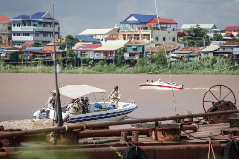 Troops loiter in boats on the Tonle Bassac river behind the CNRP's headquarters in Phnom Penh yesterday. (Siv Channa/The Cambodia Daily) 