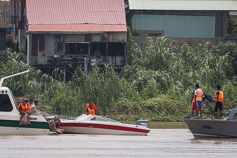 Soldiers carry out what the Defense Ministry described as a training exercise on boats behind the CNRP's headquarters in Phnom Penh on Wednesday. (Siv Channa/The Cambodia Daily)