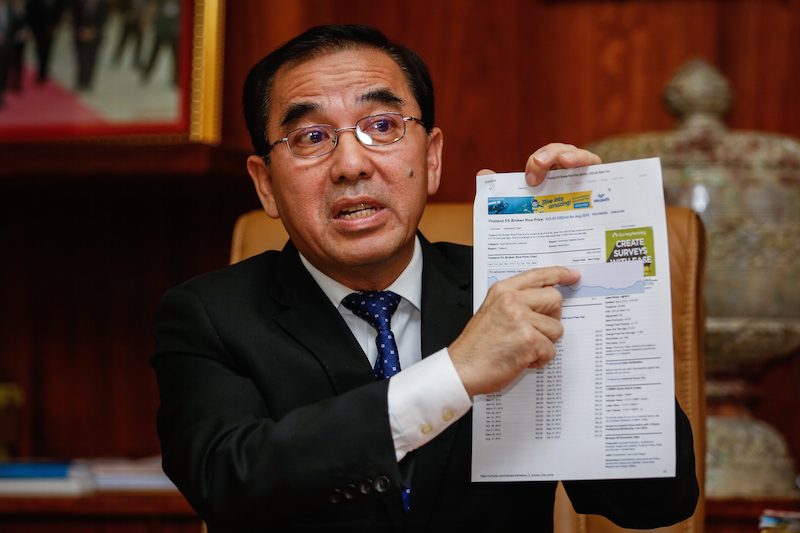 Agriculture Minister Veng Sakhon points to statistics on rice during a news conference in Phnom Penh on Wednesday. (Siv Channa/The Cambodia Daily) 