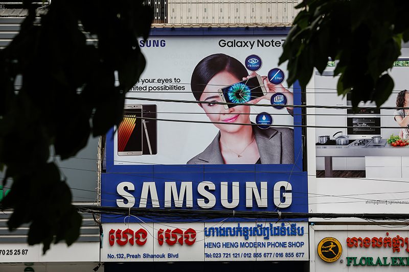 A billboard advertising the Samsung Galaxy Note 7 smartphone is seen above a shop on Sihanouk Boulevard in Phnom Penh yesterday. (Siv Channa/The Cambodia Daily) 