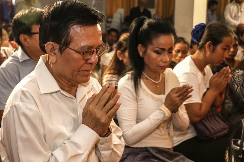 CNRP Vice President Kem Sokha prays for family members of jailed activists during a ceremony at the party’s Phnom Penh headquarters on Tuesday. (Ma Chettra) 