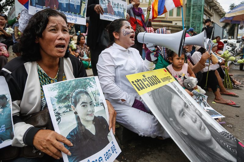 Boeng Kak activists protest outside the Phnom Penh Municipal Court in September as Tep Vanny is questioned inside. (Siv Channa/The Cambodia Daily)