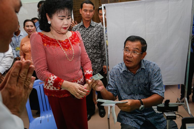 Hun Sen Gives Stamp of Approval on Election Ink