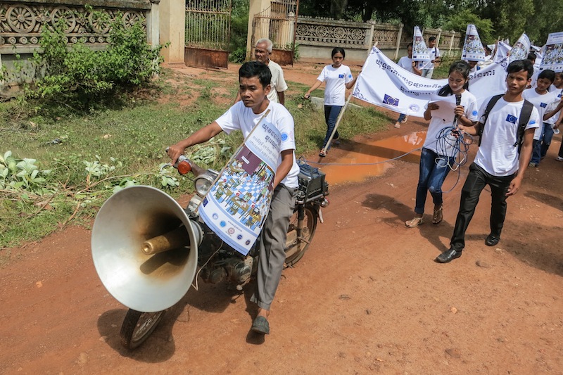 Residents of Takeo province’s Trapaing Thom Khang Tbong embark on a march to encourage locals to register to vote. (Michael Dickison/The Cambodia Daily)