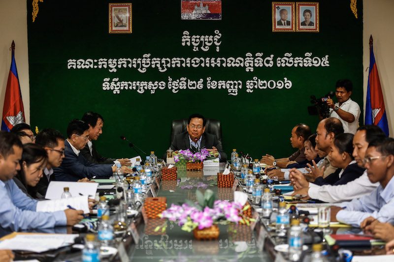 Labor Minister Ith Sam Heng, center, speaks to union and factory representatives during a meeting of the Labor Advisory Committee on Thursday at his ministry in Phnom Penh. (Siv Channa/The Cambodia Daily)